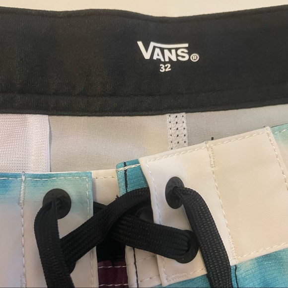 Men’s Vans tie dye Board shorts Size 32 - Picture 3 of 3